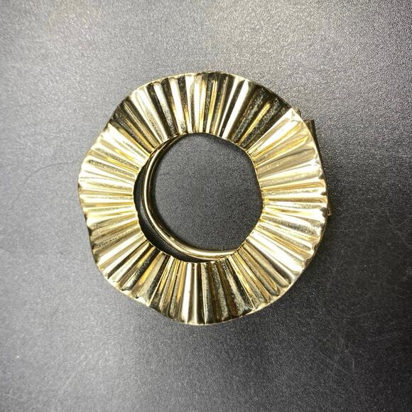 Vintage JERI-LOU Signed Gold Tone Scarf Clip Scalloped Design - Picture 1 of 4